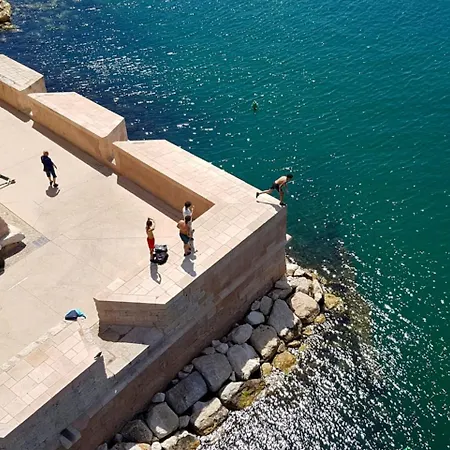 Vieux Port Proximite Panier Clim Cachet Marseille